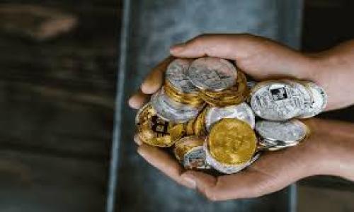 以太坊钱包主要用于存储、发送和接收以太坊（ETH）和其他基于以太坊的代币（如ERC-20标准的代币）。在使用去中心化应用（DApp）或进行智能合约交互时，以太坊钱包是用户的身份和访问凭证。以下是以太坊钱包的一些主要功能与目的：

### 1. 存储数字资产
以太坊钱包能够安全地存储用户持有的以太坊和其他代币。用户可以在该钱包中查看自己的资产余额，并随时进行管理。

### 2. 发送和接收交易
以太坊钱包可以方便地进行交易。用户只需输入接收方的以太坊地址以及转账金额，即可完成ETH或代币的转移。

### 3. 连接去中心化应用（DApp）
以太坊钱包通常可以与各种去中心化应用连接，用户可以通过钱包轻松登录和使用这些应用，参与DeFi项目、玩游戏、或进行NFT交易等。

### 4. 管理智能合约
一些以太坊钱包还允许用户与智能合约进行交互。用户可以通过钱包发起合约调用、参与投票或执行其他合约相关操作。

### 5. 提高安全性
选择信誉良好的以太坊钱包可以大大提高资产的安全性。用户可以利用私钥和助记词来保护其数字资产，避免被盗或丢失。

在选择以太坊钱包时，用户还应考虑以下因素：

#### 1. 钱包类型
以太坊钱包分为热钱包和冷钱包两种。热钱包方便快速交易，但相对安全性较低，而冷钱包则能提供更高的安全性，适合长期存储资产。

#### 2. 用户体验
界面的友好程度也是选择钱包的重要考虑因素。易于使用的界面会让用户的交互更加顺畅。

#### 3. 兼容性
确保所选钱包支持所有目标资产及功能，尤其是ERC-20代币。

总之，以太坊钱包是每个以太坊用户管理和使用其数字资产的必备工具。